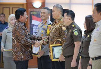 Menteri ATR/BPN Hadi Tjahjanto saat memberikan penghargaan kepada Satgas Anti Mafia Tanah Provinsi Jatim, di Surabaya, Rabu (31/1)