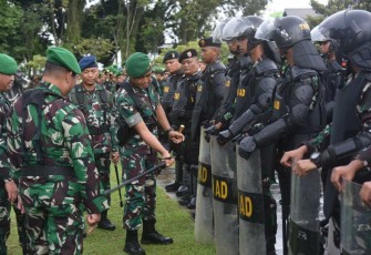 Pangdam VI Mulawarman Mayjen TNI Tri Budi Utomo saat pengecekan pasukan pengamanan pemilu 2024 di Makodam Mulawarman, Kamis (1/2)