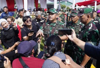 Kasad Jenderal TNI Maruli Simanjuntak memberikan keterangan pers di Lanud Halim Perdanakusumah, Jakarta, Kamis (1/2)