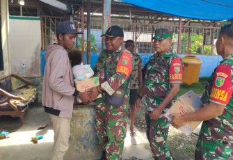 Babinsa Timika saat Melayat Ke Rumah Duka Warga yang Meninggal Dunia