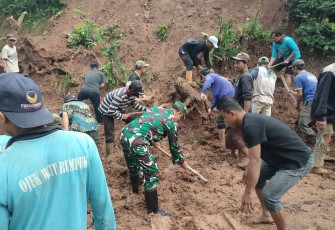 Bersihkan material longsor bersama warga binaan, Rabu (7/2)