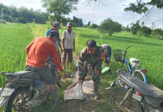 Bantu pelihara jalan desa bersama warga binaan, Rabu (7/2)