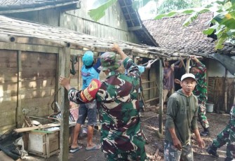 Bantu bangun rumah warga desa binaan, Kamis (8/2)