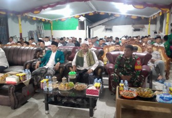 Serda Novian Namudat (Babinsa Koramil 1710-02/Timika) saat menghadiri undangan warga dalam rangka peresmian Mushola Al-Ikhlas Jl. Kartini Distrik Mimika Baru, Kab. Mimika, Sabtu (10/02/2024).