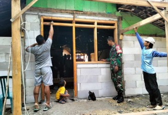 Bantu bangun rumah warga desa binaan 
