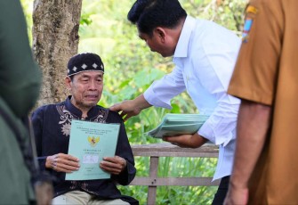 Tangis haru nelayan di Serang Banten terima sertifikat dari Menteri Hadi