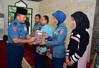 Penyaluran Zakat dan Infaq prajurit TNI AL di Jakarta, Kamis (15/2)