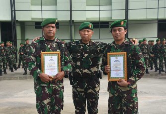 Danrem 031/WB Brigjen TNI Dany Racka bersama anggotanya yang berprestasi, Senin (19/2)