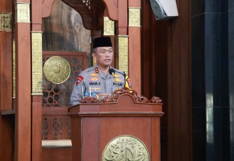 Kapolda Jatim Irjen Pol Imam Sugianto memberikan sambutan dalam peringatan Isra Mi'raj di Masjid Arif Nurul Huda, Mapolda Jatim, Rabu (21/2)