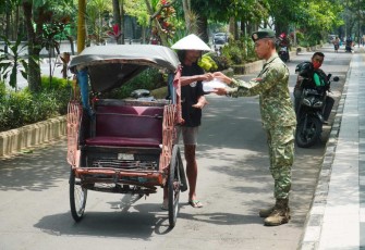Jum'at berkah berbagi kebahagiaan prajurit Yonarmed 11 Kostrad, Jum'at (23/2)