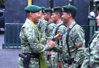 Danmenarmed 2 Kostrad Letkol Arm Siswo Budiarto saat menyalami prajuritnya, Sabtu (24/2)
