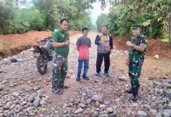 Dansatgas TMMD Kodim Gowa Letkol Inf Muhammad Isnaeni Natsir saat meninjau langsung kegiatan satgas, Sabtu (24/2)