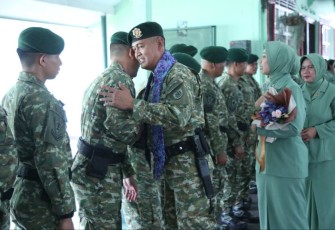 Suasana haru Kolonel Arm Joko Setiyo berpamitan dengan prajuritnya, Sabtu (24/2)