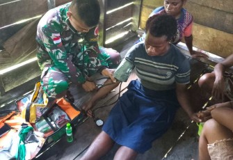 Pengobatan keliling satgas Yonif 310/KK