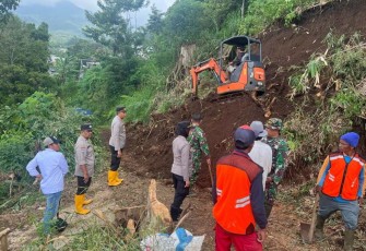 Evakuasi material tanah longsor menggunakan alat berat di jalan penghubung desa Dailsodo Kecamatan Wagir, Malang, Rabu (28/2)