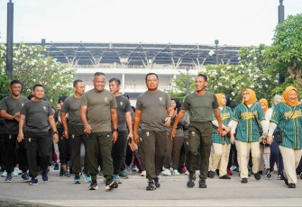Pangkostrad Mayjen TNI Muhammad Saleh Mustafa saat olahraga bersama keluarga besar markas Kostrad di GBK Jakarta, Jum'at (1/3)