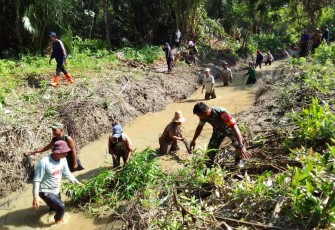 Gotong Royong Bersihkan Saluran Irigasi