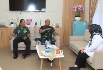 Dandim 0806/Trenggalek Letkol Czi Yudo Aji Susanto saat berdialog dengan Kepala PPN Prigi, Selasa (5/3)