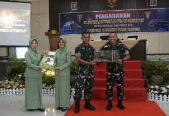 Danmenarmed 2 Kostrad Letkol Arm Siswo Budiarto saat menerima cenderamata 