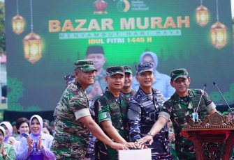 Kasum TNI (dua dari kiri) saat membuka Bazar Murah