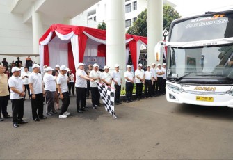 Jaksa Agung RI ST Burhanuddin lepas keberangkatan peserta mudik bareng di halaman gedung Kejagung, Jakarta, Kamis (5/4)