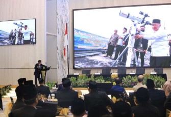 Anggota Tim Hisab Rukyat Cecep Nurwendaya memaparkan posisi hilal awal Syawal 1445 H di Jakarta, Selasa (9/4)