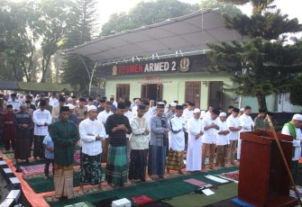 Sholat Idul Fitri keluarga besar Menarmed 2 Kostrad 