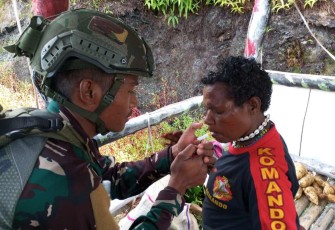 Keakraban prajurit dengan kepala desa di perbatasan 