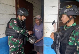 Berbagi sembako keliling kampung