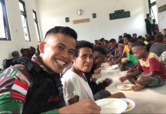 Berbagi kebahagiaan dengan warga saat lebaran di perbatasan 