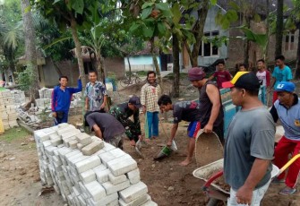 Pasang paving blok bersama warga binaan 