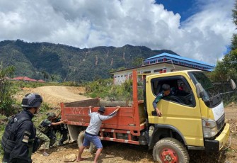 Bantu truk masyarakat yang bannya amblas