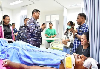 Pangkoarmada III Laksamana Muda TNI Hersan saat menjenguk korban bentrokan, Minggu (14/4)
