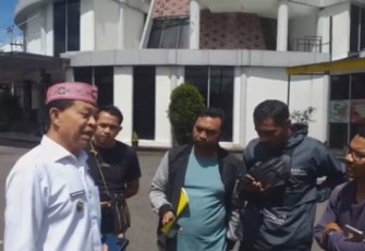 Wakil Bupati Manggarai Hery Ngabut Saat Diwawancara Awak Media