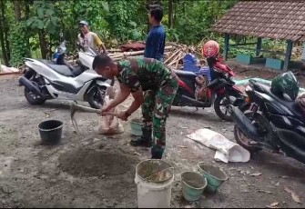 Karya bakti bersihkan lingkungan 
