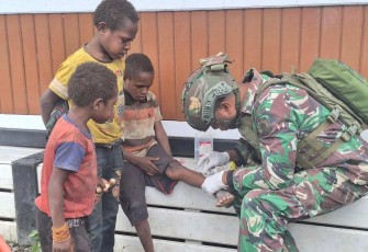 Pengobatan gratis prajurit satgas Yonif 509 Kostrad 