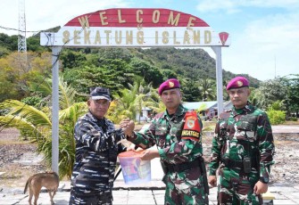 Pangkoarmada I Laksamana Muda TNI Dr Yoos Suryono memberikan bingkisan personel satgas di pulau Sekatung, Natuna
