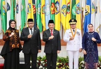 Mendagri Tito Karnavian foto bersama usai melantik Pj Gubernur Maluku Sadali le di Jakarta, Jum'at (26/4)