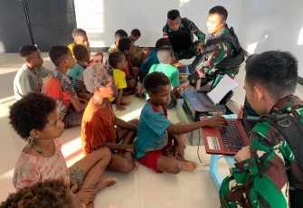 Anak-anak belajar komputer di perbatasan 