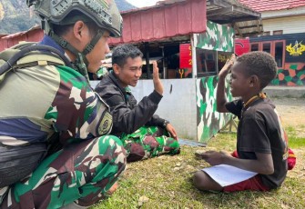 Keceriaan anak-anak saat belajar dengan bapak tentara