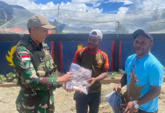 Prajurit Condromowo berikan bantuan sekolah anak-anak Papua 