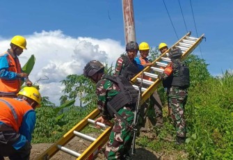 Prajurit Satgas Yonif 310/KK bantu PLN cek jaringan di perbatasan 