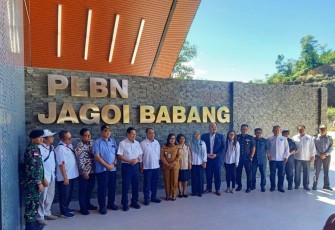 Foto bersama menteri transportasi Sarawak di PLBN Jagoi Babang