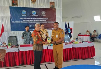 Kepala BNN RI Marthinus Hukom memberikan cenderamata 
