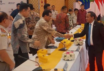 Kepala BPKM Bahlil Lahadalia (jas hitam)
