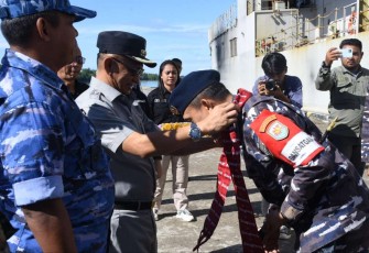 PJ Bupati Kab Pulau Morotai saat mengalungkan bunga selamat datang