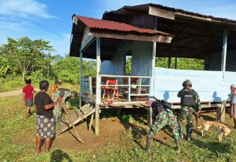 Karya bakti bersihkan lingkungan balai kampung