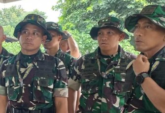Danmenarmed 2 Kostrad Letkol Arm Siswo Budiarto (kanan-red) saat mengikuti apel dansat Kostrad 2024