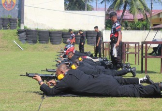 Latihan menembak petugas lapas Binjai, Senin (6/5)