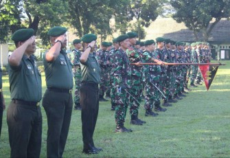 Upacara bendera prajurit Menarmed 2 Kostrad 